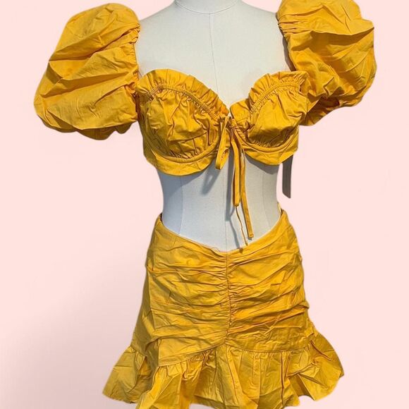 NWT  Rosevelvet Yellow puff sleeve crop top and matching skirt set. Size medium. - Picture 1 of 8